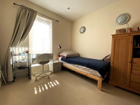 2 bedroom Flat To Let - Photo 2