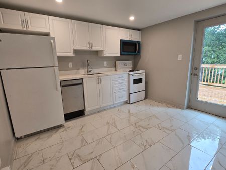 For Lease - 1354 Queen Street Unit# 1352 Upper, Toronto, Ontario - Photo 4