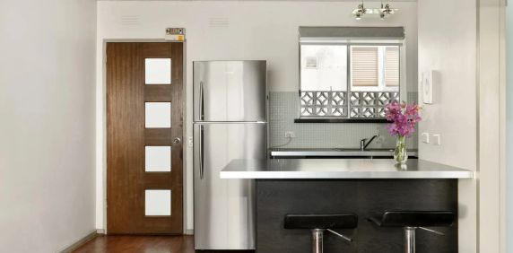 Modern Cosmopolitan Apartment - Fridge and Washing Machine Included! - Photo 2