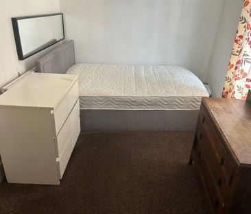 Room in a Shared House, Bickersteth Road, SW17 - Photo 3