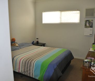SPACIOUS UNFURNISHED 2 BED 2 BATH APARTMENT WITH Private Garden - Photo 3