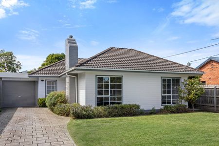 4 BEDROOM FAMILY HOME COMPLETE WITH BUNGALOW - Photo 3