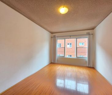 CONVENIENTLY LOCATED TWO-BEDROOM UNIT WITH SUNNY ASPECT - Photo 4