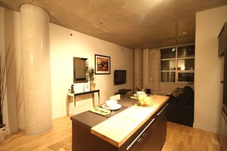 Superbe condo au cœur du vieux Montréal, offert en location complètement meublée avec tout inclus. - Photo 5