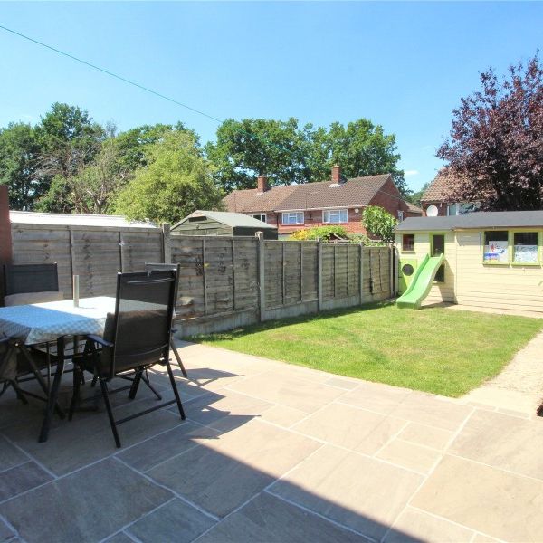 69 St. Michaels Road, Woking - 3 bedrooms Property for lettings - Seymours - Photo 2