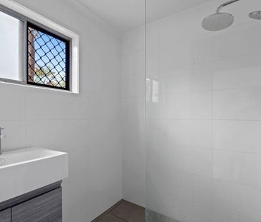 Private Cosy 2 Bedroom Unit with lock up garage and short walk to M... - Photo 2