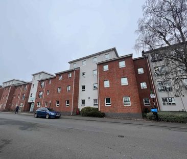Extra Large Standard Double Ensuite: Three Bed Flat - Photo 2