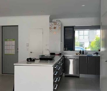 Modern 3-Bedroom Home with 2 Bathrooms in Hobsonville - Photo 5