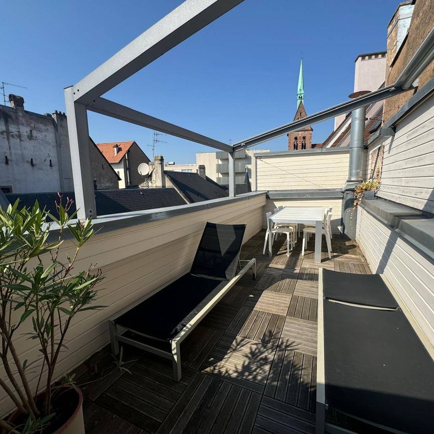 À LOUER ! Magnifique appartement meublé en duplex de 4/5 pièces avec terrasse, idéalement situé dans une copropriété de charme au cœur de Strasbourg - Photo 1