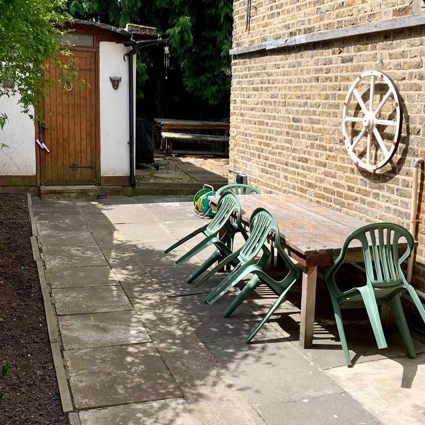 Rooms Available in Professional Houseshare in Crouch End First Floor Middle Room - Photo 1