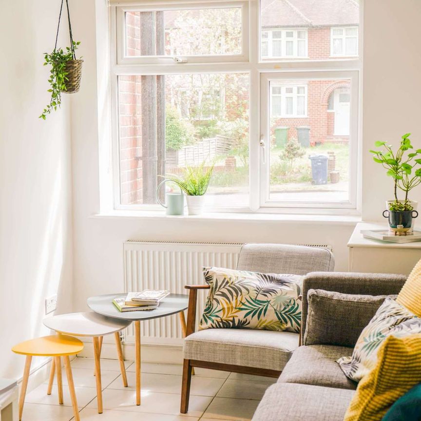 🎯Fantastic House Share Situated Within Walking Distance To The Town Centre Or To Cressex Business Park🎯 Room 5 - Photo 1