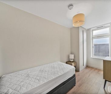 3 bedroom flat to rent - Photo 4