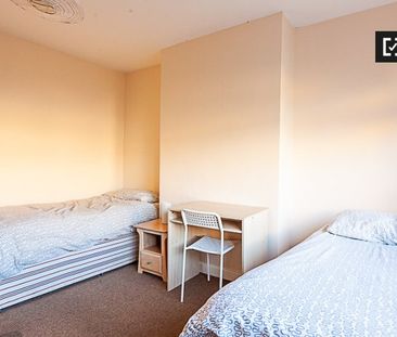 Room in 5-bedroom apartment in Ballymun, Dublin - Photo 3