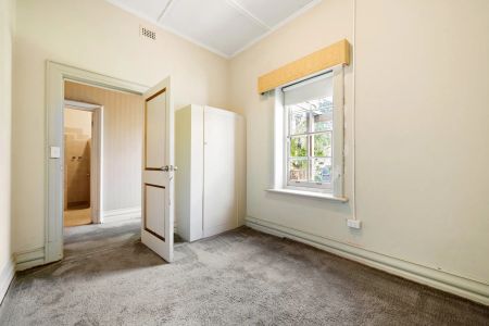 Character Bungalow in Prestigious Heathpool Locale - Photo 5