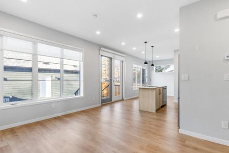 Edmonton Furnished townhouse Rental in Westmount - Upscale and Luxury Main Floor 3 Bedroom Suite - Great Central Location! - Photo 3