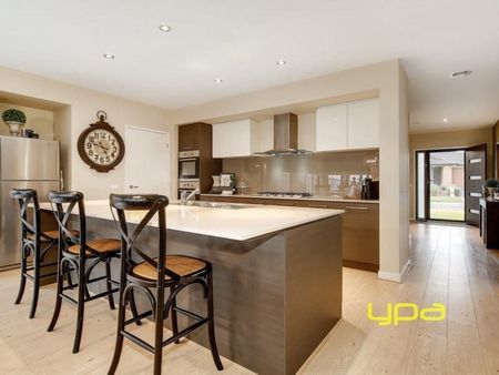 Spacious Living!! - Photo 2