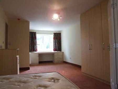 6 Bed Three Floor Flat- Deluxe - Photo 4