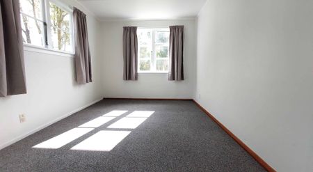 Freshly renovated 3 bedroom home - Photo 3