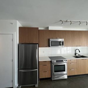 Renovated Bright & Spacious Studio - Pet-Friendly, Unfurnished - Photo 2