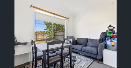 Neat & Low-Maintenance 2-Bedroom Unit in Convenient Kilburn - Photo 5