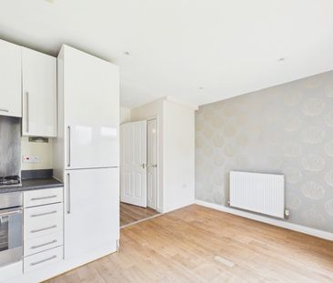 Honington Mews, Farnborough, Hampshire, GU14 - Photo 6