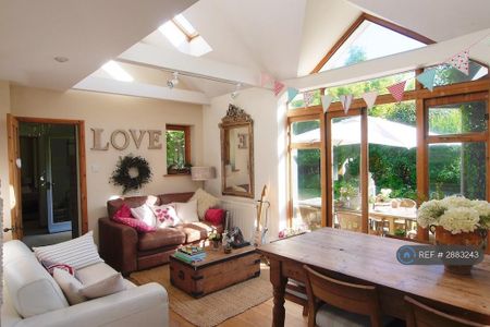 4 bedroom detached house to rent - Photo 2