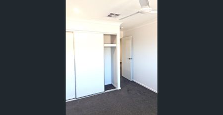 MOVE IN BEFORE CHRISTMAS-FULLY DUCTED AIRCONDITIONING-3 BED 2 BATH TOWNHOUSE - Photo 2