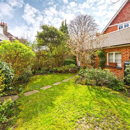 Fabulous family home in Bedford Park - Photo 3