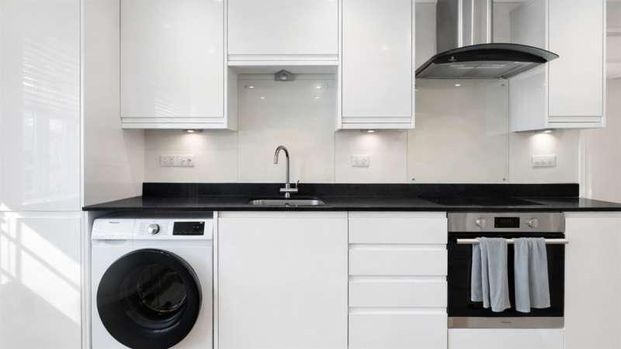 Camelot Close, London, SE28 - Photo 1