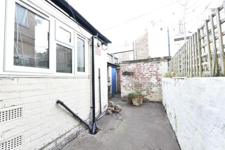 2 bedroom terraced house to rent - Photo 4