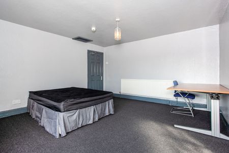 7 bedroom house to rent Moss Lane East, Manchester, M14 - Photo 2