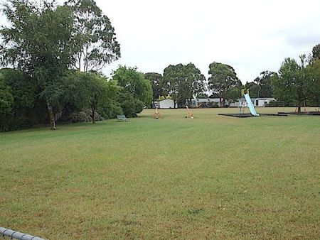 A self-contained flat behind a main house - Photo 5