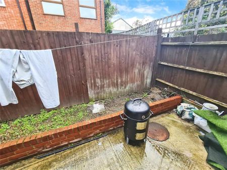 4 bedroom end of terrace house to rent - Photo 4