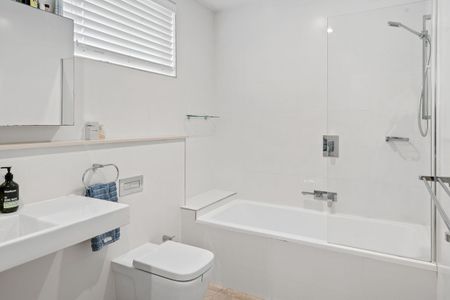Modern Two Bedroom Apartment With Off Street Parking - Photo 2