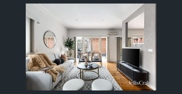 Spacious Three-Bedroom Townhouse with Double Garage - Photo 1