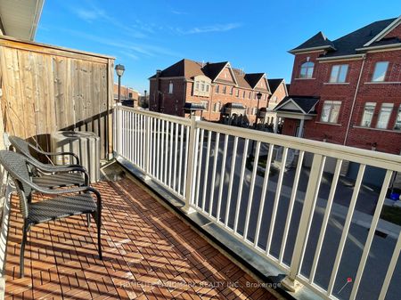 Townhouse For Lease | N8111866 - Photo 4