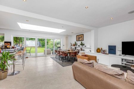 5 bedroom semi-detached house to rent - Photo 4