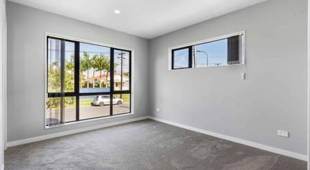 Mount Albert Gem: Spacious 3-Bedroom Townhouse with Garage - Photo 5