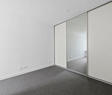 STUNNING MODERN APARTMENT IN AN IDEAL LOCATION - 6 MONTH LEASE ONLY - Photo 3
