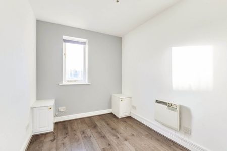 Flat to rent - Harlinger Street, London, SE18 - Photo 3