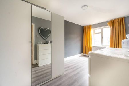 3 bedroom flat to rent - Photo 4