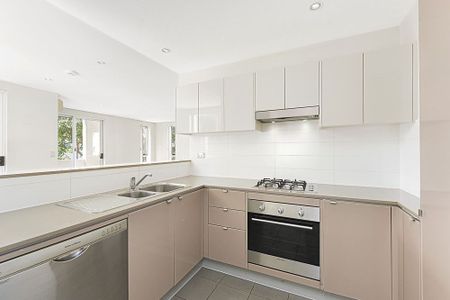 Spacious Coastal Apartment in Prime Location - Photo 3