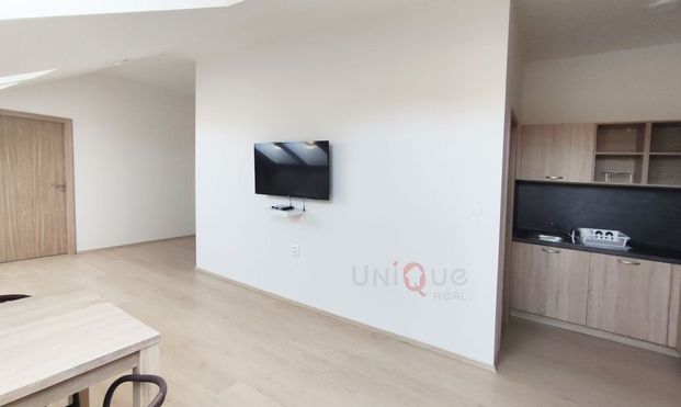 NA PRENÁJOM ZARIADENÝ 2,5 IZBOVÝ BYT V KOMÁRNE - Photo 1