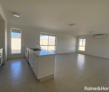 4 Bedroom Family Home in Excellent Location! - Photo 5