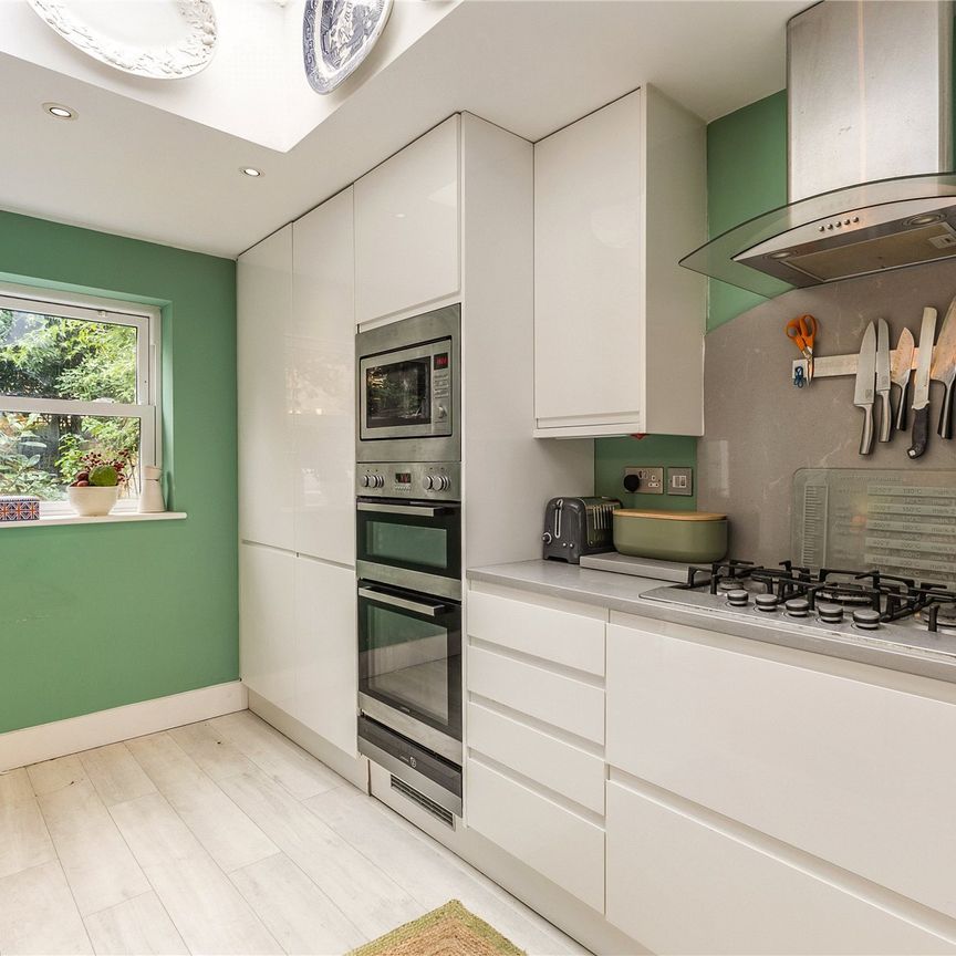 Albert Bridge Road, London, SW11 flat to rent - Photo 1