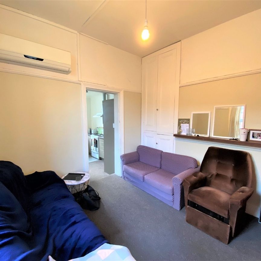 Popular Student Flat in Prime Howe Street Location Available for 2027 - Photo 1