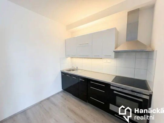 Pronájem 2+kk s balkonem a parkováním, ul. Wellnerova - Fotografie 1