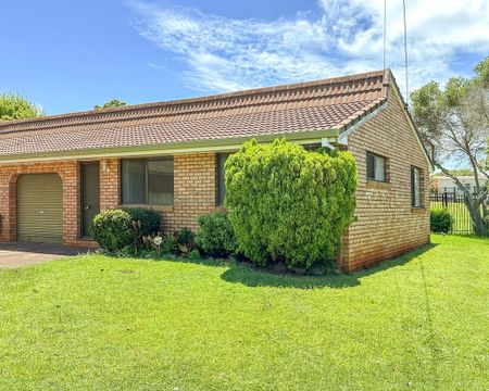 Bright, fresh Unit in Quiet Cul-de-sac - Photo 2