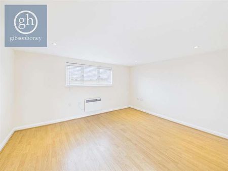 Royal Crescent, Ruislip, HA4 - Photo 2