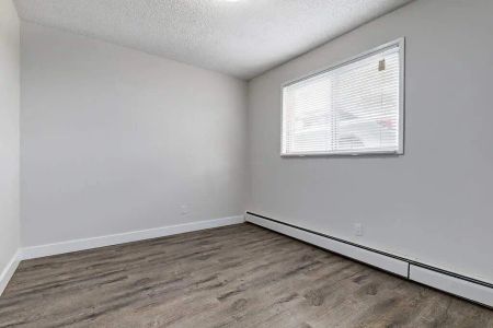 - 2 Bedroom at Erica Louise Manor - Photo 3
